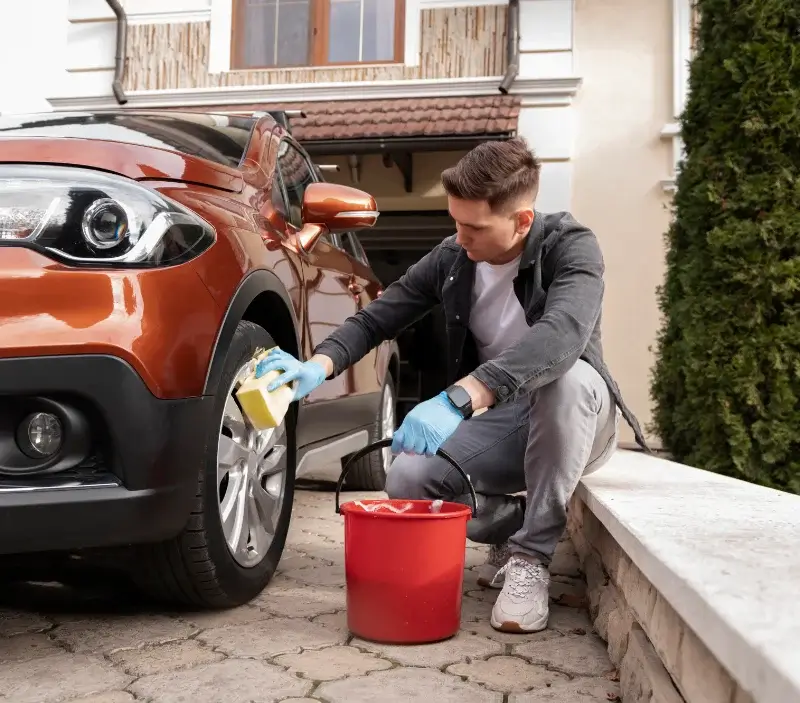 Lavage auto à domicile Giou-de-Mamou : professionnel intervenant sur un véhicule
